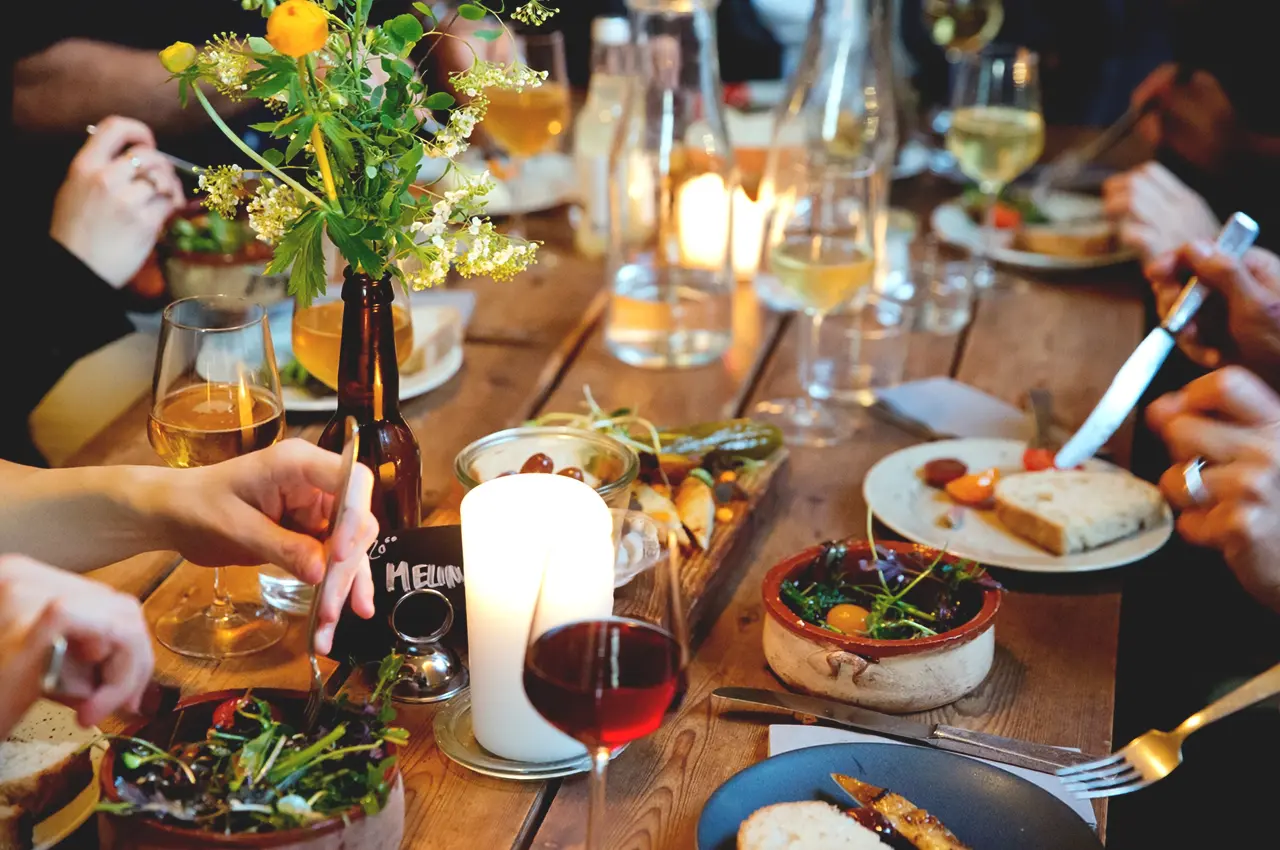 tapas tapas dinner with friends photo: Miriam Preis/imagebank.sweden.se