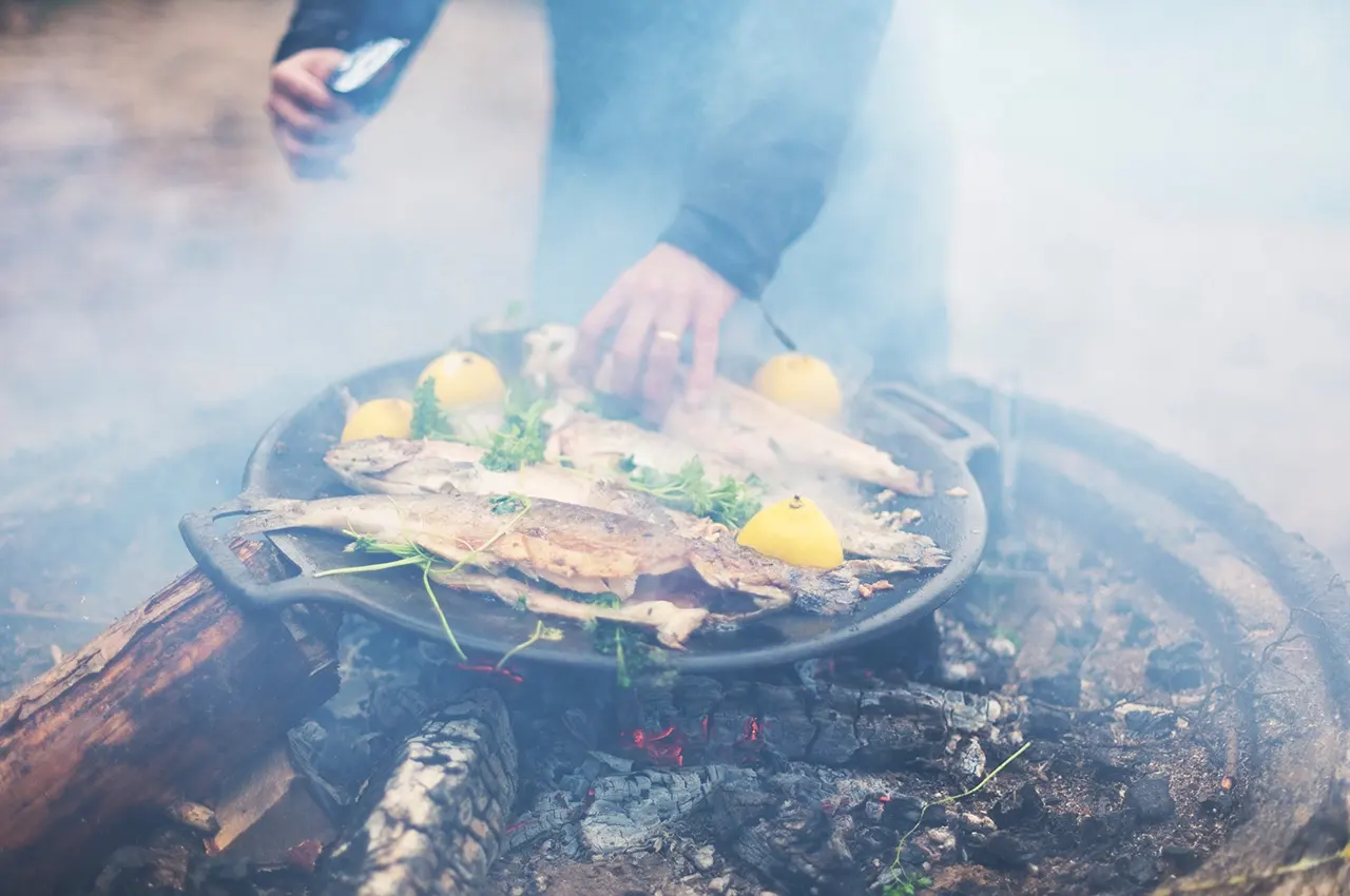 utomhusmatlagning outdoor cooking photo: 47. Calle Artmark/Folio/imagebank.sweden.se