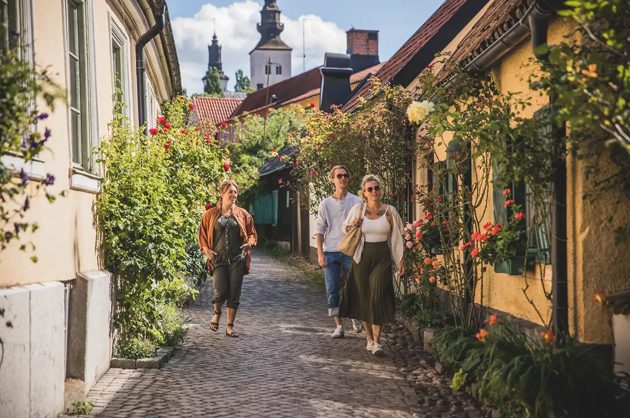walking_in_visby walking in Visby photo: Tina Axelsson/imagebank.sweden.se