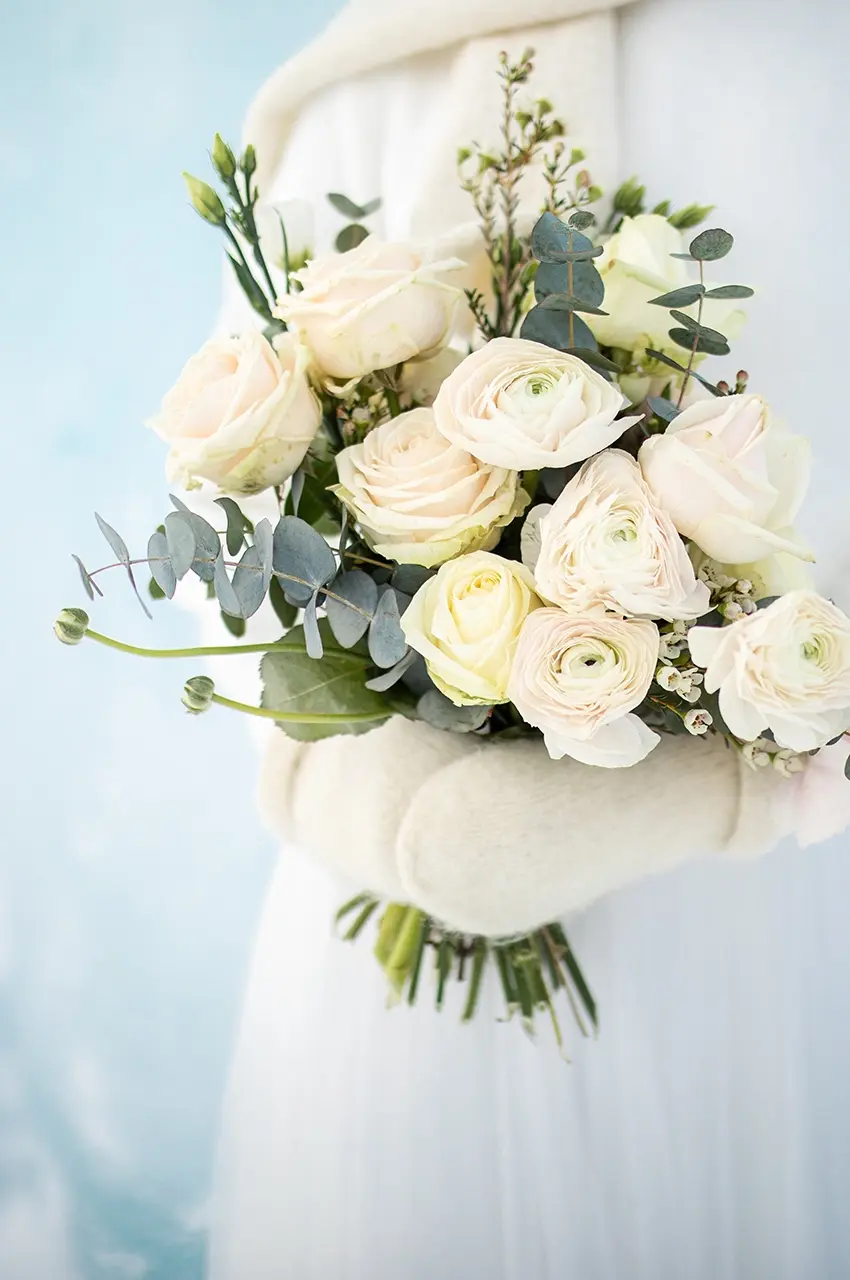 flowers-wedding-icehotel holding wedding flowers