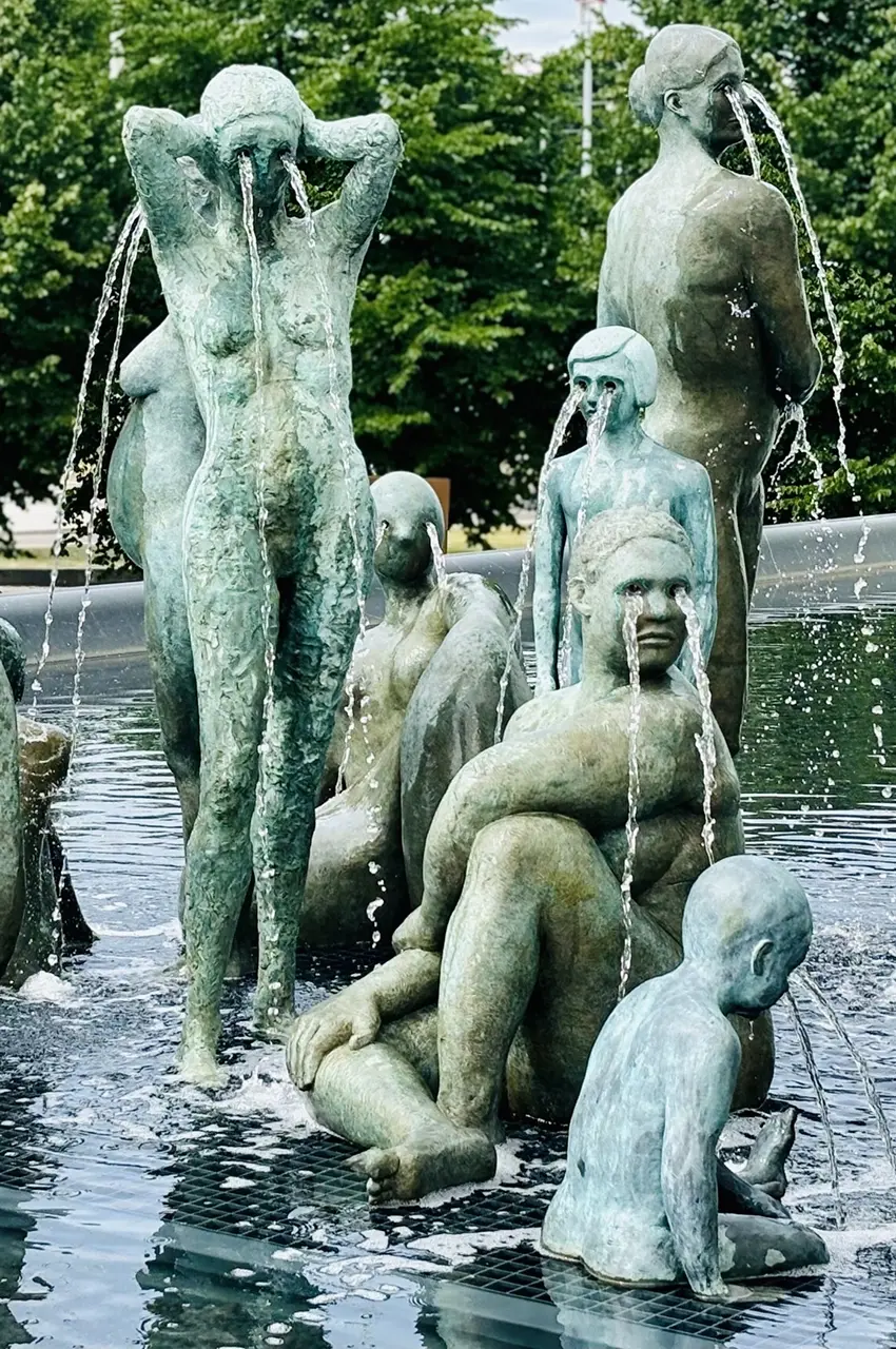 fountain2 Kiasma women and children fountain, water coming out of their eyes