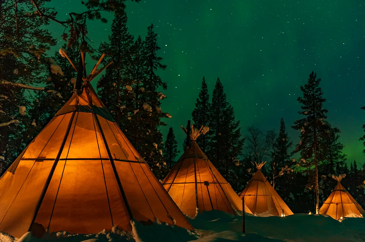 winter-glamping winter glamping tents. photo: Lennart Pittja/Sápmi Nature/imagesbank.sweden.se